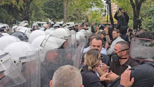 Protesta e PD, shtyrje mes Balliut e efektivëve, pason hedhja e spray-t me piper