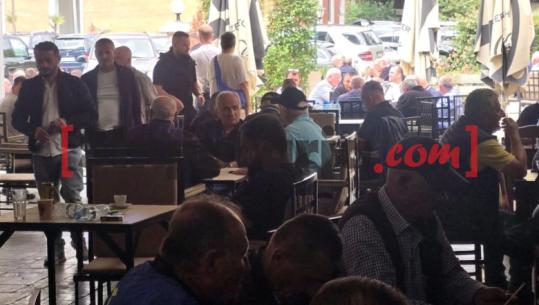 Demokratët e harrojnë protestën, rehatohen në kafene