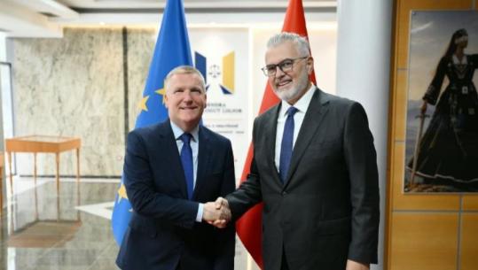 Gogu takon Komisionerin Europian McGrath, në fokus reforma në drejtësi dhe integrimi i Shqipërisë në BE