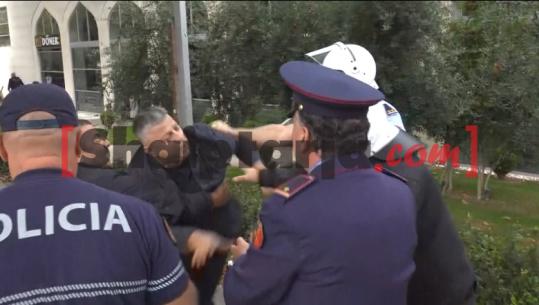‘Ec!’ Kryebashkiaku i Memaliajt përleshet me policinë, shtyhen mes njëri-tjetrit