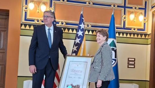 Senatorja amerikane Shaheen shpallet 'Qytetare Nderi' në Sarajevë, do ta vizitojë edhe Kosovën