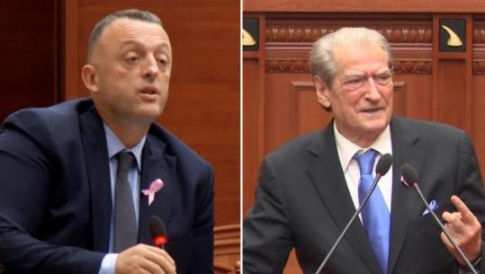 Territorialja/ Berisha: Klosi po shkrihet për interesat mafioze të Malajt! Ish-gardisti i 21 janarit i përgjigjet: Ish-komunat i kishe kthyer në banda, shkaktar i ’97-ës