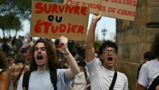 Protestat në Francë tensionohen, studentët me pankarta në duar: Puna na lodh, sistemi na përçmon!
