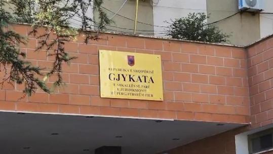 Hapën 14 pika këmbimi valutor pa licencë, Gjykata e Fierit cakton 'arrest shtëpie' për 11 persona! Ndalim jashtë vendit për 3 tre të tjerë
