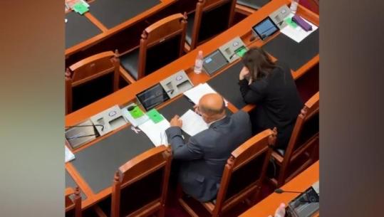 Ndryshoi qëndrim për Reformën Territoriale, deputeti socialist Vullnet Sinaj me laps e letër në dorë në Kuvend! Përgatit fjalimin që do të mbajë