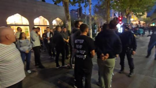 Dështon protesta kombëtare e Berishës, nuk i bashkohen as më shumë se 30 militantë pasdite! Vetëm një grup i ‘flamingove’ pranë Kuvendit