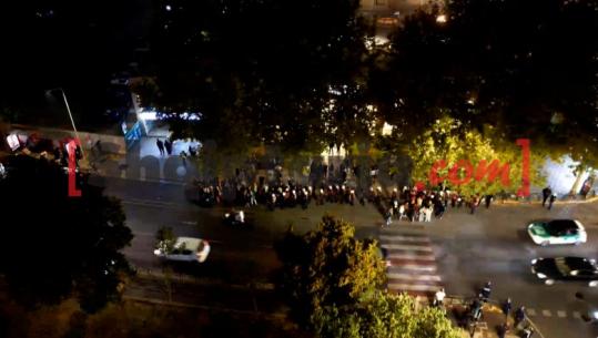 Dështon protesta kombëtare e Berishës, as 30 mbështetës nuk i përgjigjen thirrjes! Paradite, demokratët e flamingot sulme me vezë e gurë policisë, 8 të shoqëruar