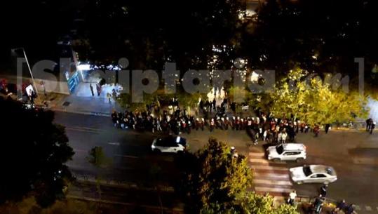 Dështon protesta kombëtare e Berishës, as 30 mbështetës nuk i përgjigjen thirrjes! Paradite, demokratët e flamingot sulme me vezë e gurë policisë, 8 të shoqëruar