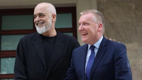 Komisioneri europian pas takimit me Ramën: Shqipëria e ka vendin në BE, ruani ritmin e reformave
