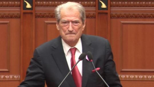 Berisha në Kuvend: Tom Doshi po bën pazare dhe kërcënon deputetët për të votuar për 'Territorialen'! Kur PD të vijë në pushtet, do krijojë shtyllat e turpit ku do vendosë emrat tuaj