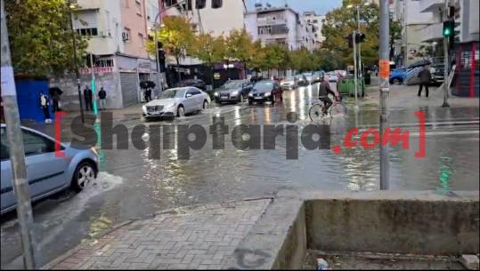 Moti i keq/ Rrugët e Durrësit nën ujë, vështirësi në qarkullimin e automjeteve 