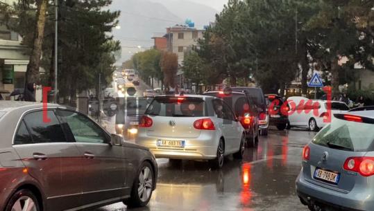 Reshjet e shiut në Kukës, rënie inertresh në disa akse! Drejtuesit këshillohen të lëvizin me kujdes (VIDEO)