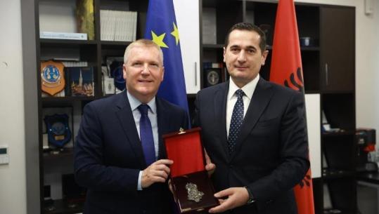 Komisioneri europian në Tiranë, takohet me kreun e SPAK, Klodian Braho! I dhuron hartën e Shqipërisë