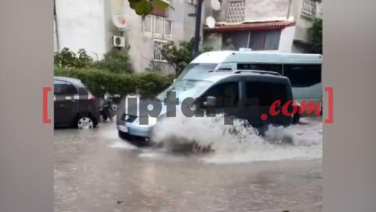 Rikthehen reshjet e shiut, rrugët në Vlorë nën ‘pushtetin’ e ujit