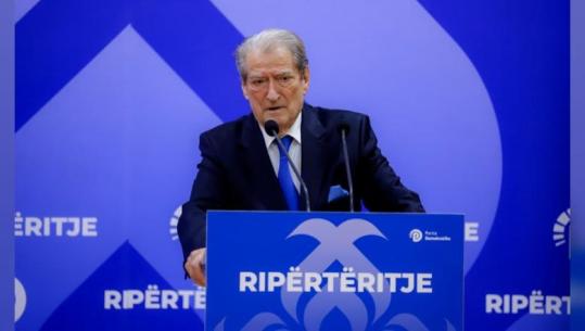 Demokratët vërshojnë në kritika ndaj Berishës: Pse s'takohesh me ambasadorin amerikan? Dil në protesta ose hap rrugën për të rinjtë! I kujtojnë masakrën e 21 Janarit