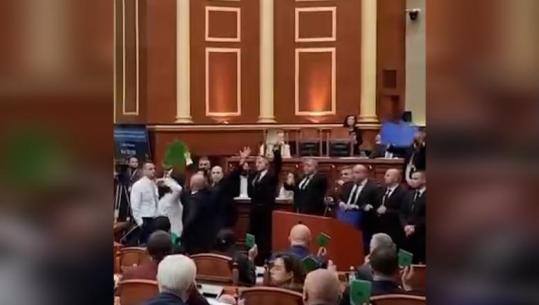 Votimi mes kaosit i ‘Territoriales’, Balla: Kush mendon se me gurë, vezë e bidona uji do të pengojë PS-në të realizojë reformat, i ka bërë llogaritë gabim
