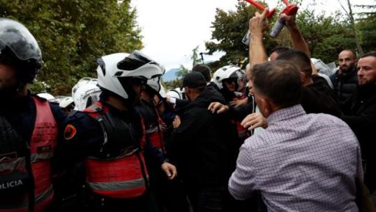 Protesta para Kuvendit/ Hodhën gurë drejt policëve, arrestohen 3 protestues! Nisin hetimet për 6 të tjerë