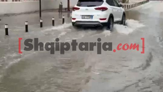 Reshjet e dendura të shiut përmbytin rrugët e Vlorës, vështirësi në qarkullim! Banorët ankohen për pusetat e bllokuara (VIDEO)
