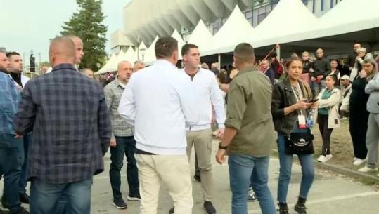 Milan Radoçiç shfaqet në tubimin elektoral të SNS-së, organizatori i sulmit në Banjskë filmohet pranë djalit të Vuçiçit