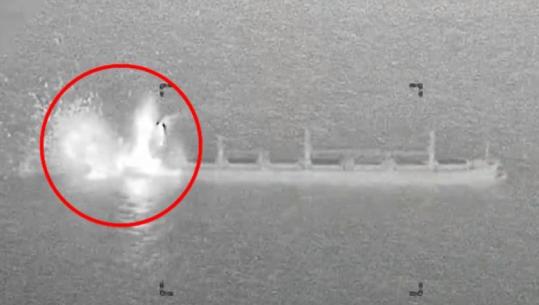 Tentoi të thyente bllokadën ndaj Iranit, momenti kur avioni amerikan godet anijen e mallrave në Gjirin e Omanit (VIDEO)