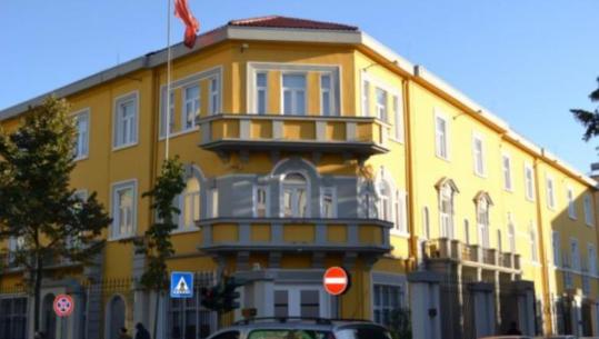 Nga pavarësia politike, fikja e telefonit, veshja dhe makijazhi, Ministria e Arsimit miraton Kodin e ri të Etikës! Rregulla strikte për punonjësit dhe komunikimin zyrtar