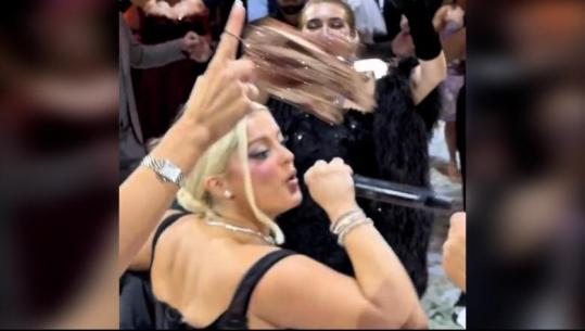 Dasmë shqiptare në New York, Bebe Rexha kërcen me tupana dhe këndon këngë popullore në dasmën e vëllait (VIDEO)
