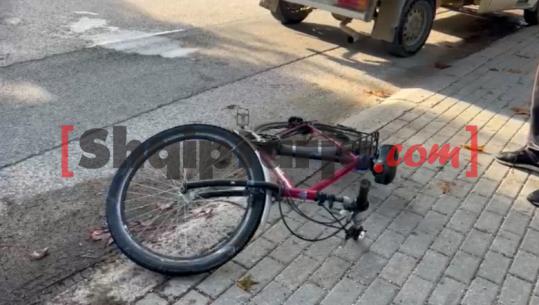 Aksident në unazën e Fierit, automjeti përplas biçikletën, i plagosuri dërgohet në spital!