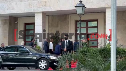Ministri i Jashtëm i Izraelit në Tiranë, Gideon Sa’ar takohet me Hoxhën e Peleshin: Na bashkon një miqësi e palëkundur! Axhenda vijon me kryeministrin Rama