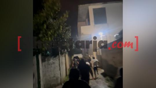 Të maskuar si policë grabitën banesën në Elbasan, momenti kur familjarët ndjekin hajdutët me vrap