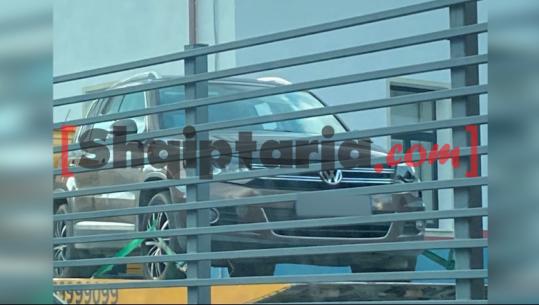 Të maskuar si policë grabitën banesën në Elbasan, Report Tv siguron foton e makinës që u arratisën autorët! Automjetit i kishin mbivendosur targa të Kosovës