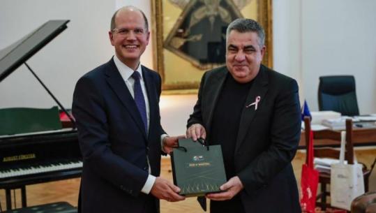 Ministri Blendi Gonxhja pret sekretarin e përgjithshëm të FIBA për zhvillimin e basketbollit shqiptar: Vëmendje e veçantë iu kushtua ligjit të sponsorizimit (VIDEO)
