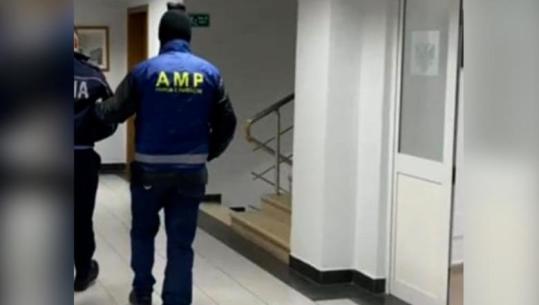 AMP arreston dy punonjës policie të Komisariatit 4 në Tiranë, i morën ryshfet qytetarit