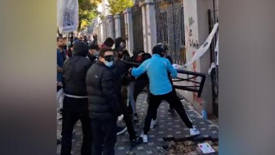 Tensione në protestë/ Të rinjtë futen në oborrin e Ministrisë së Arsimit, policia hedh spray! Thyejnë xhamat me pllakat e trotuarit! Vezë, gurë e kapsolla drejt godinës