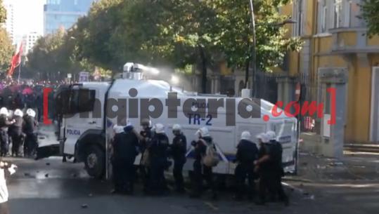 Protesta te Ministria e Arsimit, studentët hedhin fishekzjarre, policia tenton t’i shpërndajë me ujë