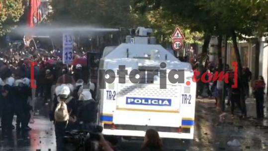  Pas akteve të dhunës te Ministria e Arsimit, Policia nis të shpërndajë protestuesit me ujë 