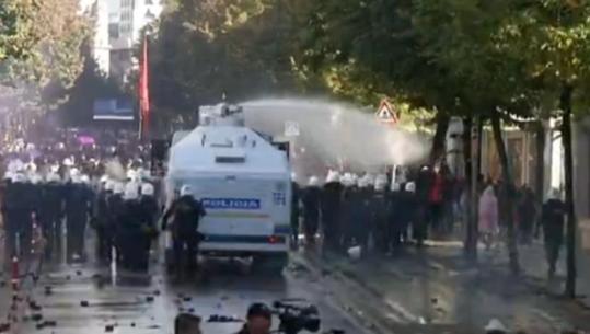 LIVE TV- Tensione te Ministria e Arsimit/ Të rinj të maskuar thyejnë xhamat me pllaka trotuari, hedhin gurë e fishekzjarrë! Futen në oborrin e godinës, policia i shpërndan me ujë