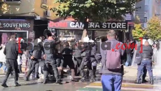 Përplasje fizike mes studentëve e policisë, disa të shoqëruar