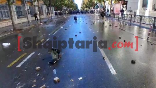 Protesta te Ministria e Arsimit, rruga mbulohet nga gurët e hedhur nga studentët