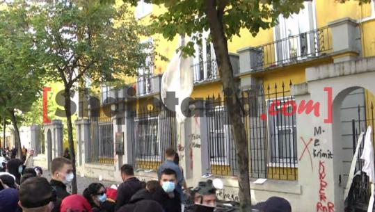 Protesta te Ministria e Arsimit, Blushi: Forca zemërluanë, Shqipëria ka nevojë për guximin tuaj!
