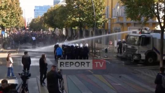 Policia nis të shpërndajë protestuesit me ujë