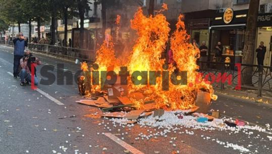 Protestuesit i vënë flakën kartonëve në rrugën pranë Ministrisë së Arsimit 