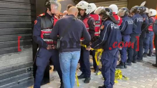 Protesta te Ministria e Arsimit, policia shpërndan protestuesit në rrugët dytësore