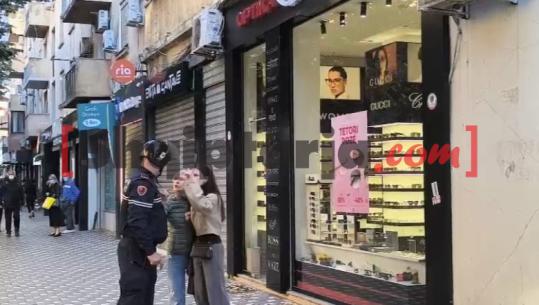 ‘Të shqyej po e preke’, protestueset kundërshtojnë policinë, refuzojnë të largohen nga “Rruga e Durrësit”