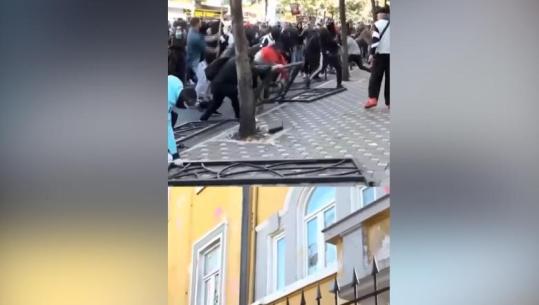 Tensionet te Ministria e Arsimit, Koçiu: Kultura e protestës ka degraduar në dhunë! Sulmet ndaj policisë, zakon i vjetër i atyre që i përdorin të rinjtë