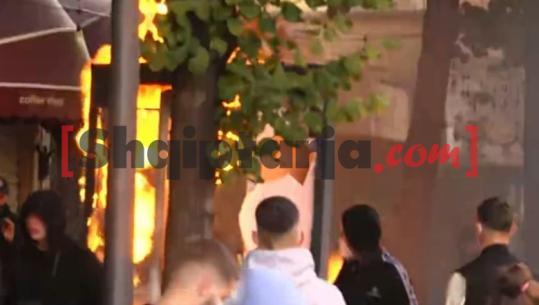 Protestuesit i vënë zjarrin tabelës reklamuese në rrugë