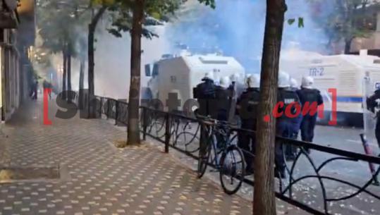 Protesta te Ministria e Arsimit, momenti kur protestuesit sulmojnë me gurë policët dhe autobotët e ujit (VIDEO)