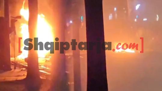 Tensione në protestë/ Protestuesit ndezin tre zjarre në ‘Rrugën e Durrësit’