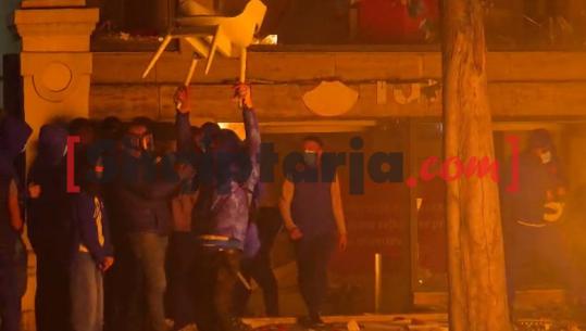 VIDEO/ Momenti kur protestuesit shkatërrojnë filialin e ‘Iute Credit’, i marrin mobiliet për t’i flakur në zjarr