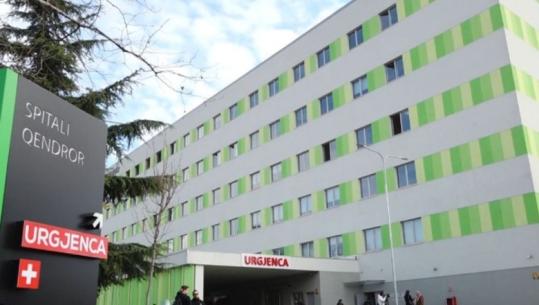 Tensionet në protestë/ 13 të lënduar paraqiten në spital, mes tyre dy gazetare e 6 policë! Kalimtari përfundon i shtruar