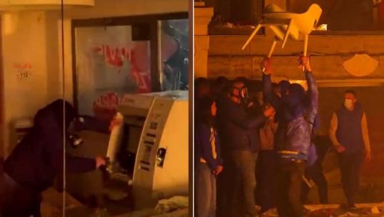 VIDEO/ Momenti kur protestuesit shkatërrojnë filialin e ‘Iute Credit’, marrin mobiliet dhe i flakin në zjarr! Një i maskuar thyen dhe ‘gërmon’ në bankomat